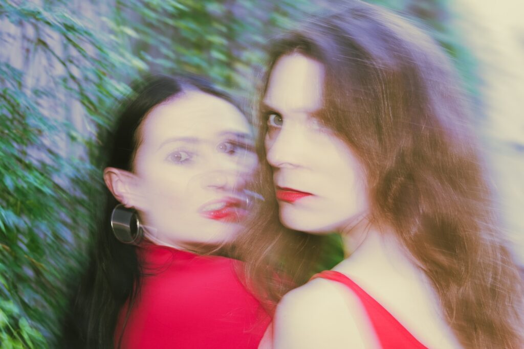 Zwei Frauen auf der Flucht, beide mit Schulterblick