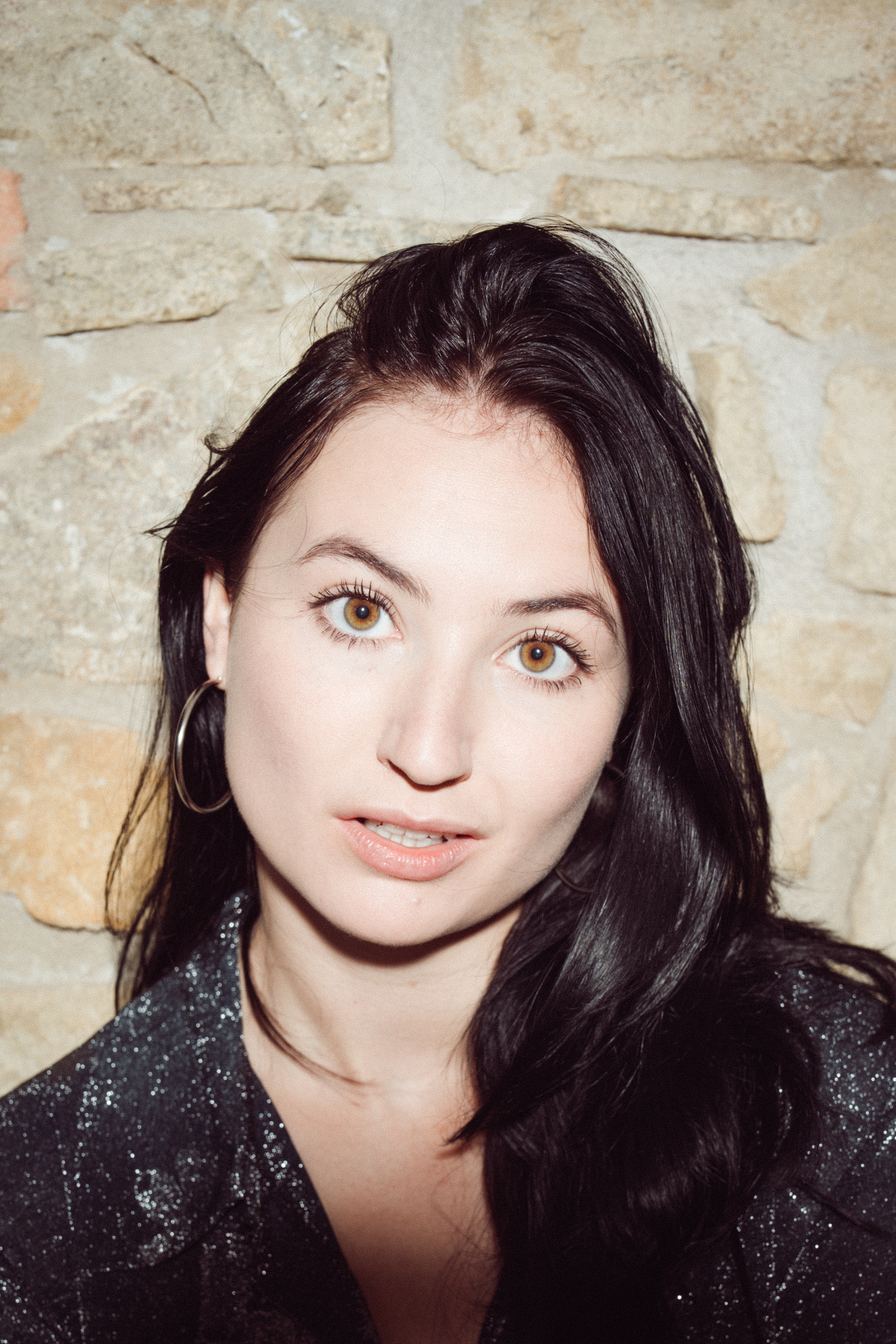 Eine junge Frau mit langen schwarzen Haaren