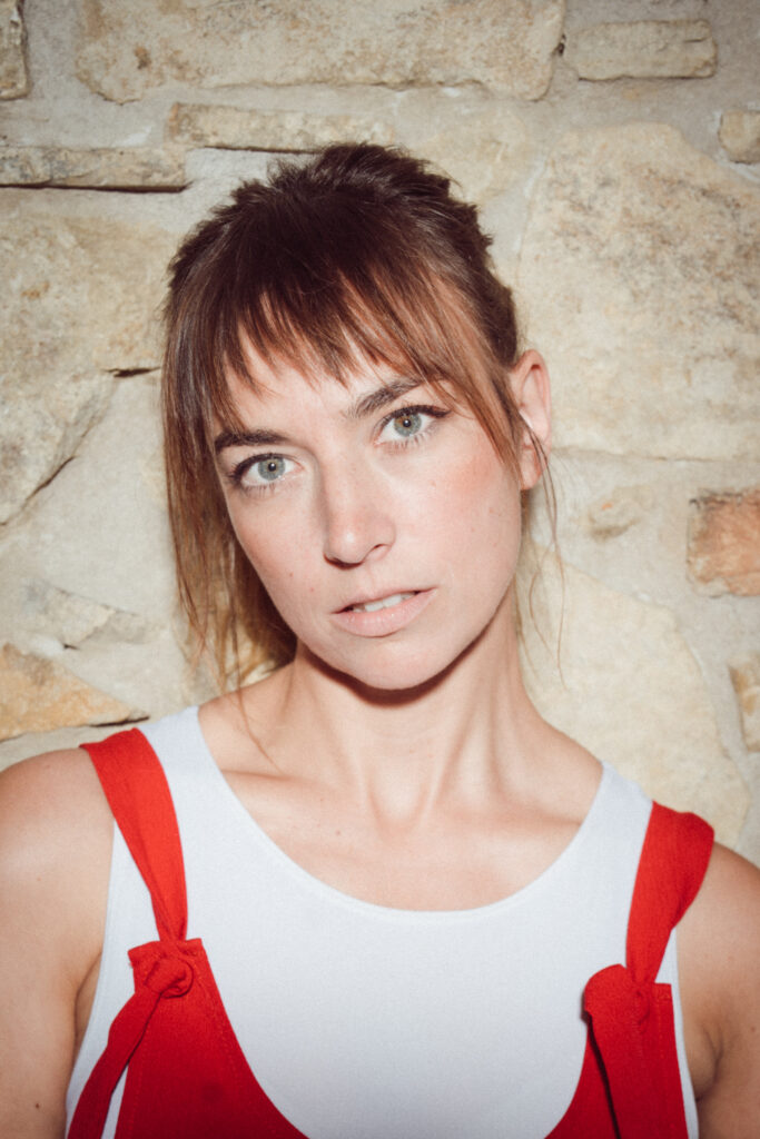 Eine junge Frau mit rotblonden Haaren